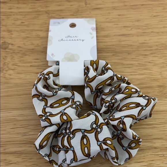 White and Gold Chain Pattern Scrunchie - Picture 1 of 2